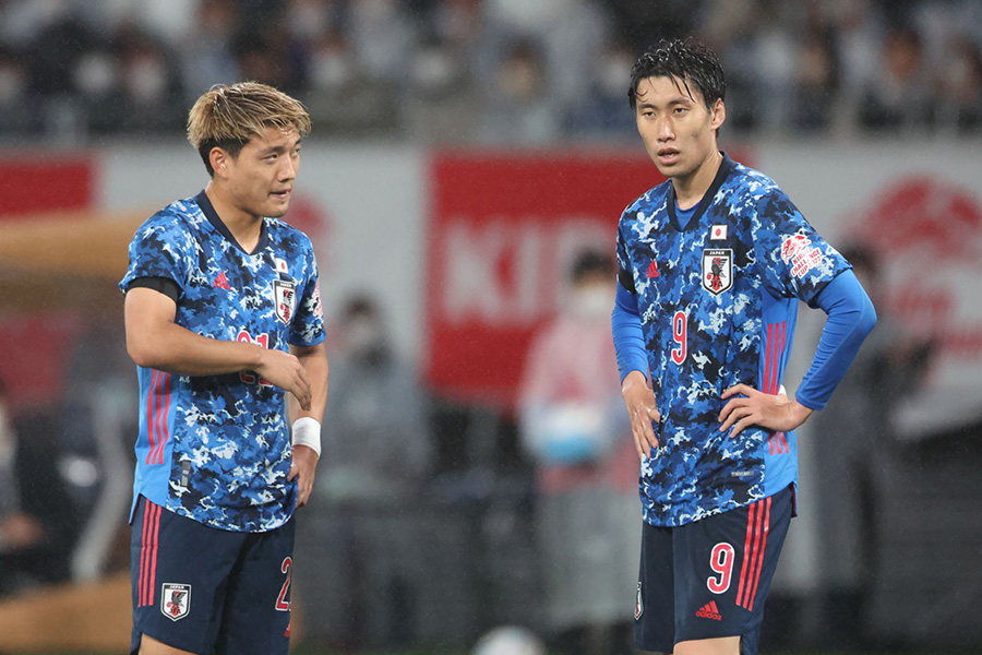 後半途中から出場したMF堂安律とMF鎌田大地【写真：高橋 学】