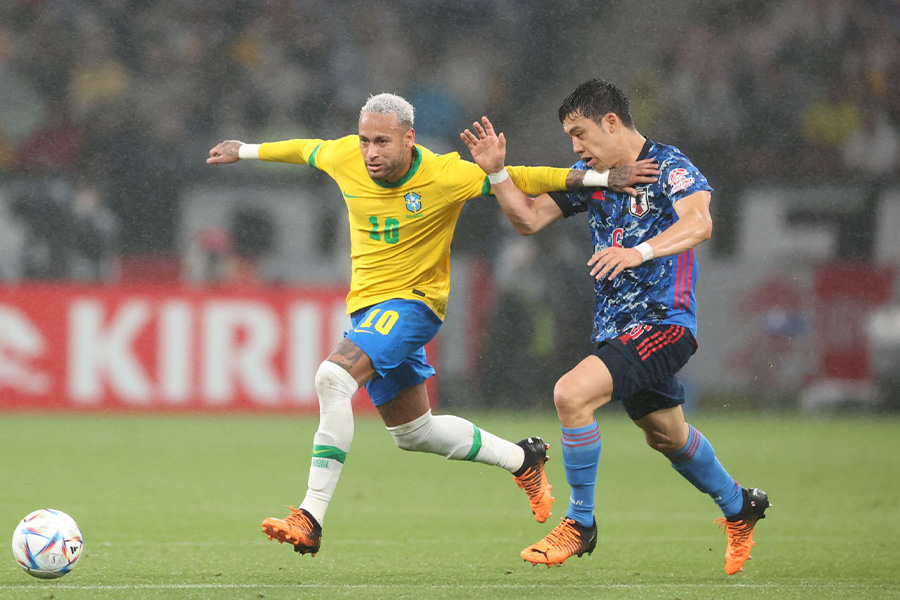 遠藤航とマッチアップするネイマール【写真：高橋 学】