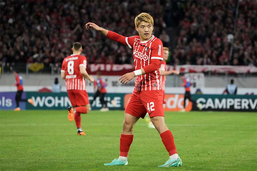 フライブルクでプレーする堂安律【写真:Getty Images】