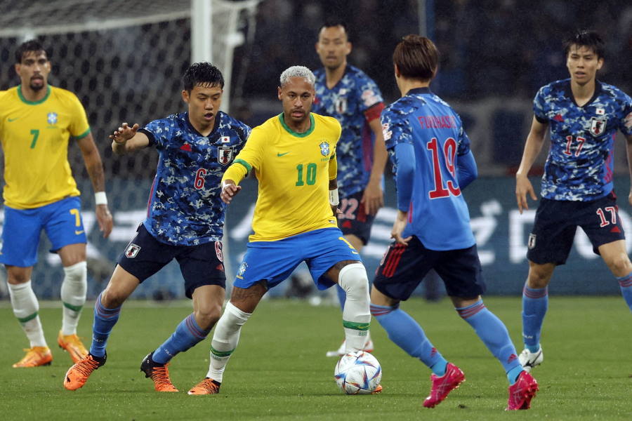 ブラジル代表FWネイマールと対峙する日本代表MF遠藤航【写真：ロイター】