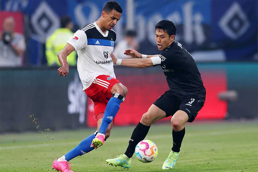 シュツットガルトを1部残留に導いた遠藤航（右）【写真：Getty Images】