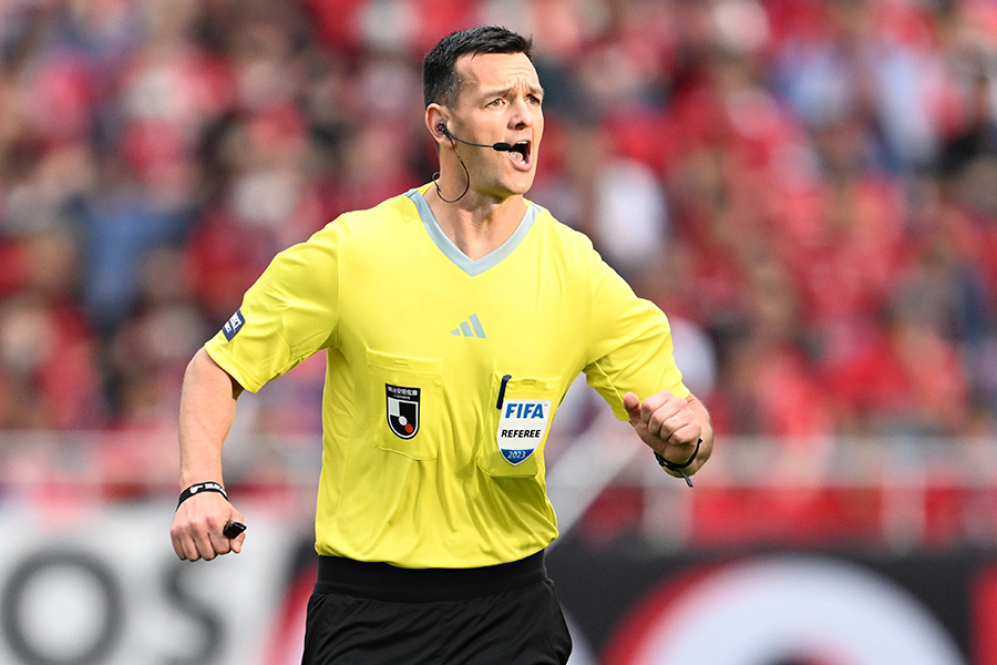 エルサルバドル戦で笛を吹くアンドリュー・マドレイ審判【写真：徳原隆元】