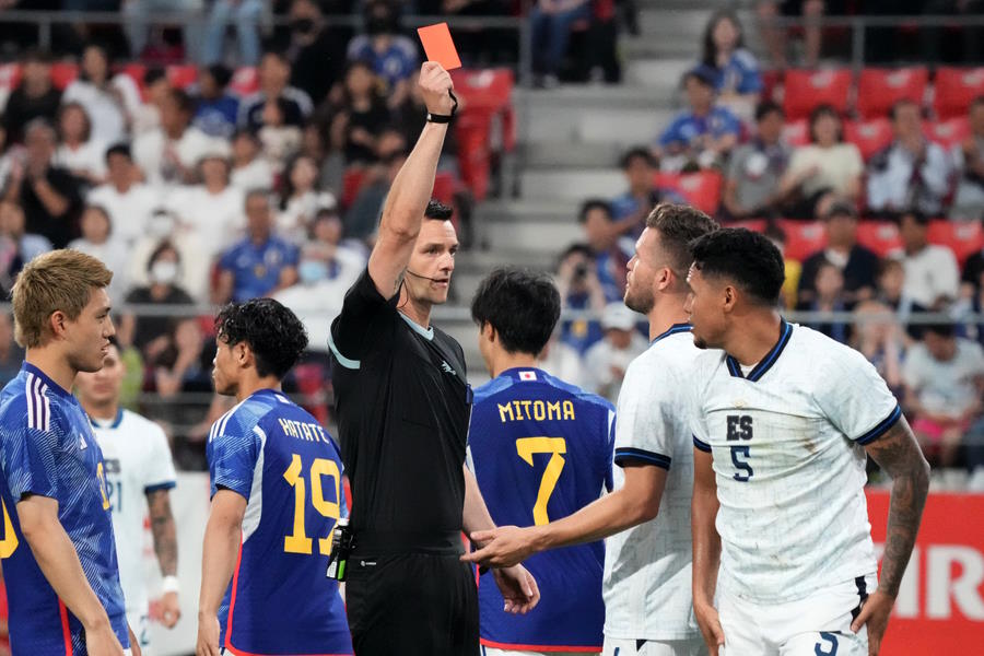 DFロドリゲスが開始早々に退場【写真：Getty Images】