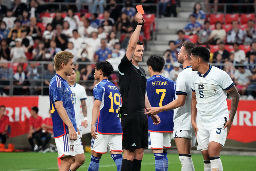 エルサルバドル戦を裁いたアンドリュー・マドレイ主審【写真：Getty Images】