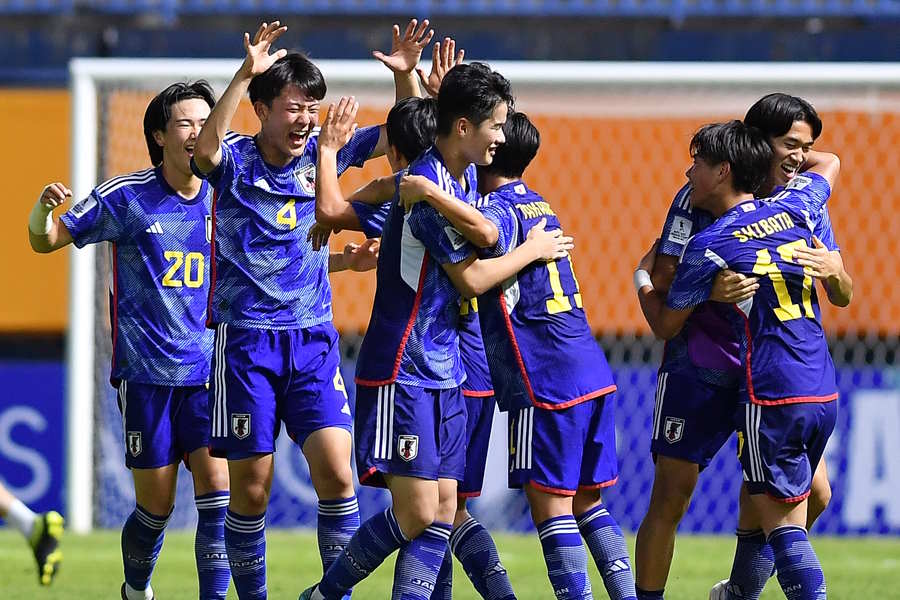 後半早々に雷鳴響く【写真：Getty Images】