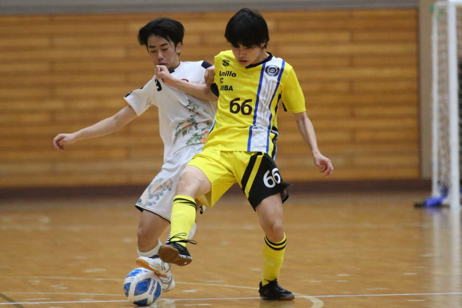 ボールを奪い合う様子【写真：Futsal X・河合 拓】