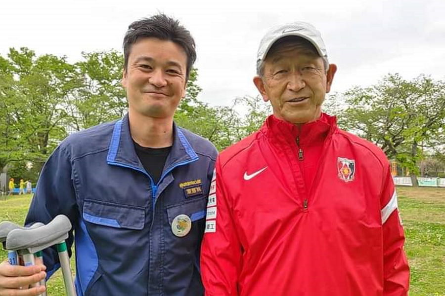 プロ入り当時に浦和スカウトだった落合弘さんと記念撮影【写真：本人提供】