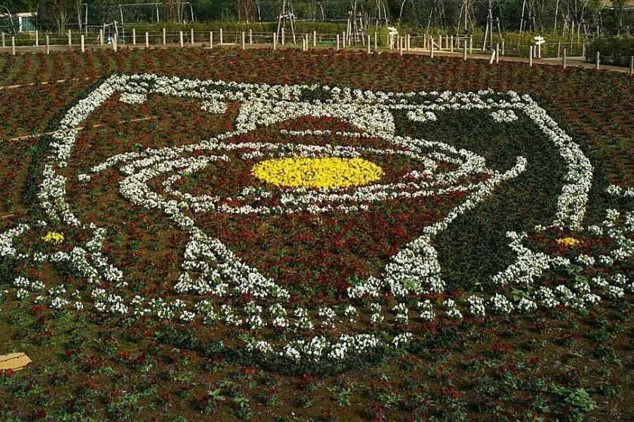 2019年にお披露目された「レッズ花壇」の第1作。2000平方メートル超の敷地に約1万5000株の花でエンブレムを描いた【写真：東武動物公園提供】