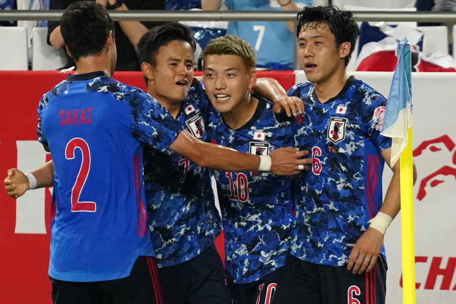 見事な連携で得点を演出した久保建英と堂安律（写真中央2人）【写真：Getty Images】