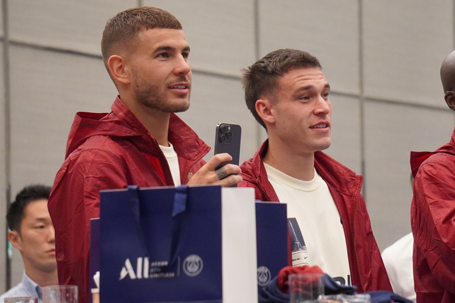 リュカ・エルナンデスとマヌエル・ウガルデが卓球に挑戦【写真：FOOTBALL ZONE編集部】