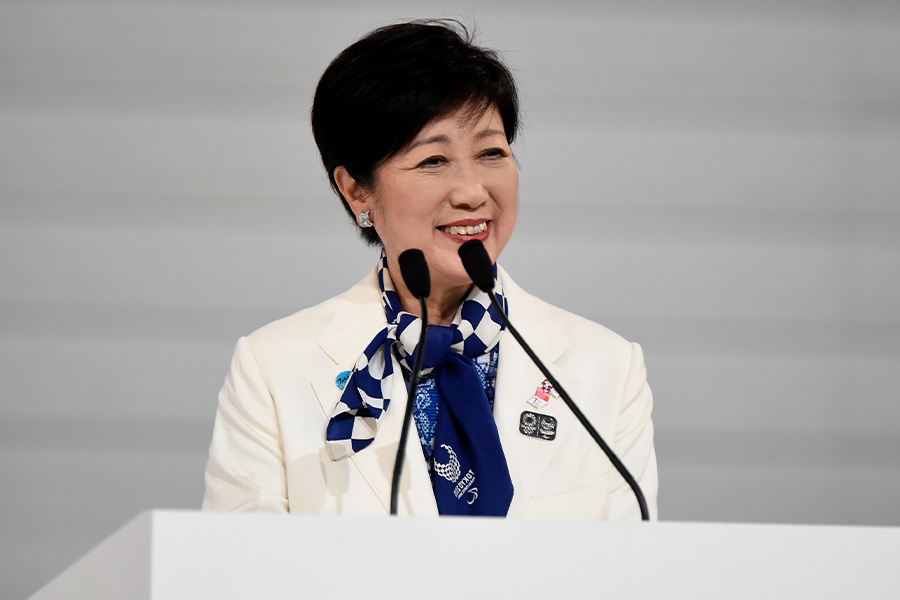 小池百合子知事に特別のバイエルンユニフォームをプレゼント【写真：Getty Images】