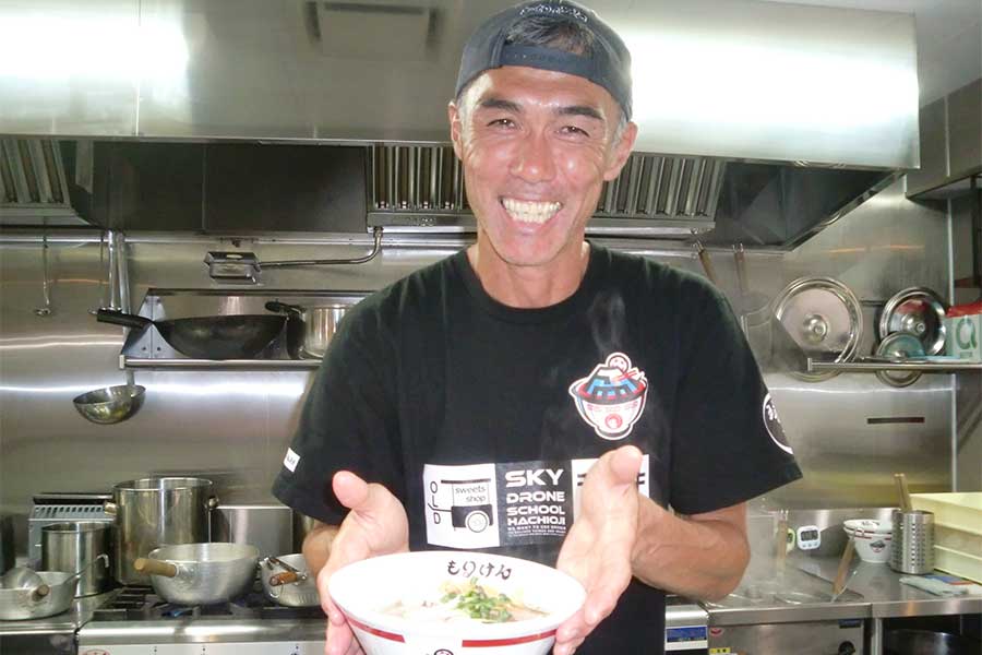 満面に笑みを浮かべながら自慢の品を手にする盛田剛平【写真：河野正】