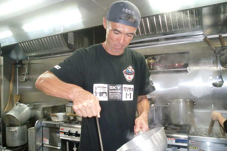 「一品一品を丁寧に作りたい」と力を込める盛田剛平【写真：河野正】