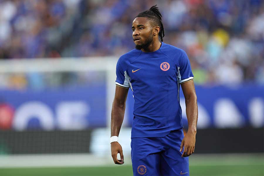 エンクンク負傷でファンがピッチに不満爆発【写真：Getty Images】