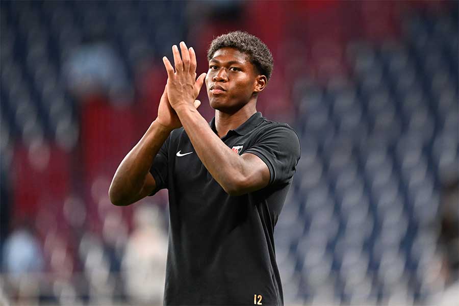 シント＝トロイデンでプレーする鈴木彩艶【写真：徳原隆元】