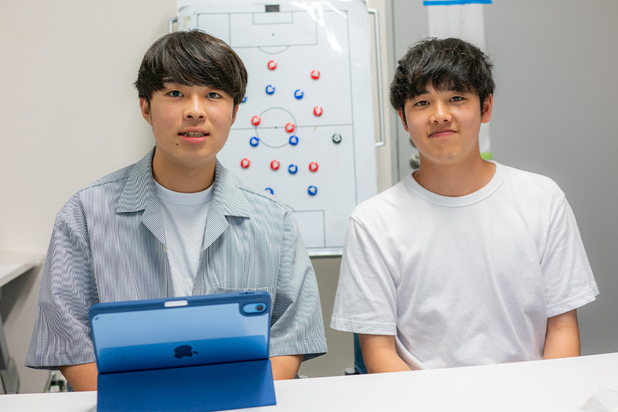 東京大学運動会ア式蹴球部に他大学から入部した上智大3年生の林健吾さん（右）と東京外語大1年生の横田義典さん（左）【写真：FOOTBALL ZONE編集部】