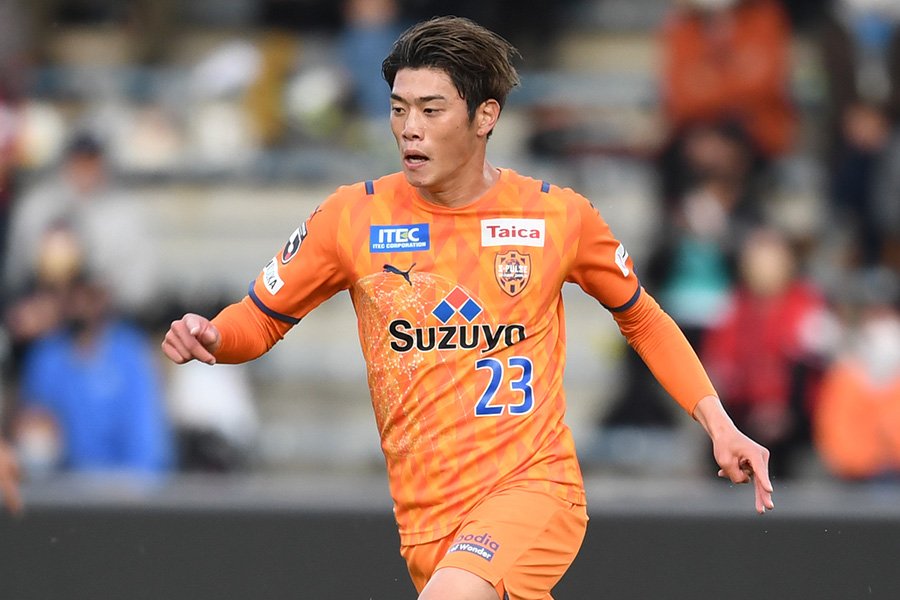 鈴木唯人が海外クラブの移籍でチームを離脱【写真：Getty Images】