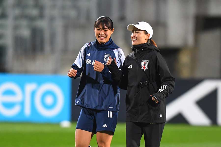 日本女子代表の宮本ともみコーチ（右）【写真：早草紀子】