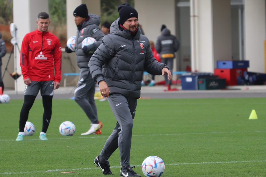 チームの守備面を担当するヴォイテク・マコウスキコーチ【写真：轡田哲朗】