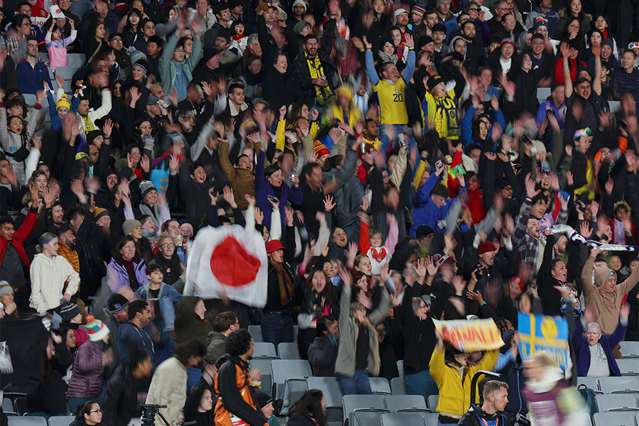 日本人サポーターの清掃姿に注目【写真：Getty Images】