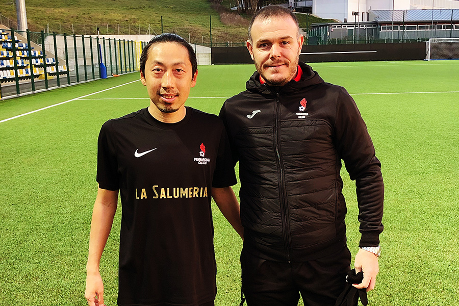 田島翔（左）とサンマリノ共和国代表の最多得点記録を持つペンナロッサのアンディ・セルヴァ監督【写真：本人提供】