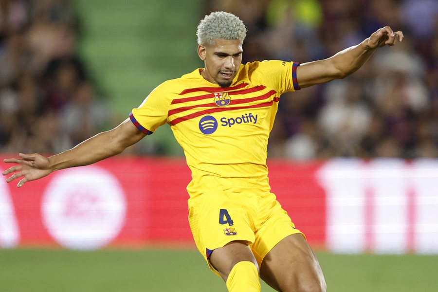 バルセロナでプレーするロナウド・アラウホ【写真：ロイター】