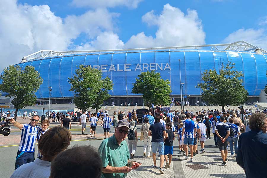 シーズン開幕を心待ちにしていたサポーターたちがソシエダの本拠地レアレ・アレーナに集結【写真：高橋智行】