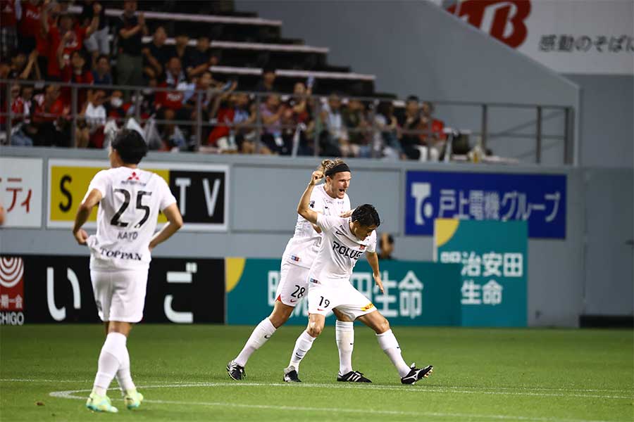 7月度の月間ベストゴールに選出された岩尾憲【写真：(C) URAWA REDS】