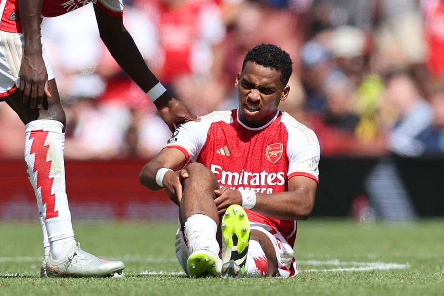 負傷交代したアーセナルのユリエン・ティンバー【写真:ロイター】