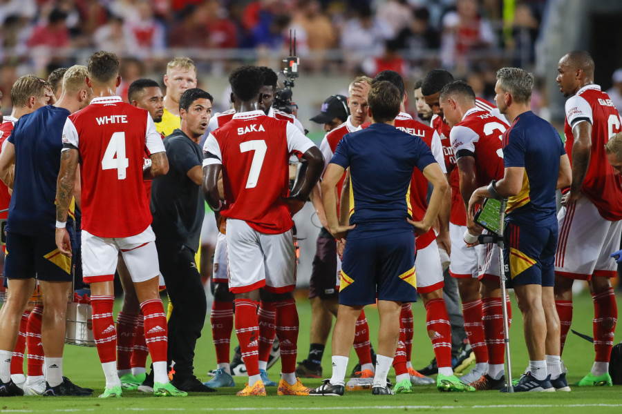 ミーティングするアーセナル選手たちとアルテタ監督【写真:ロイター】