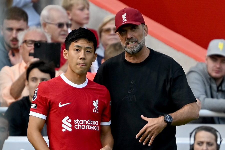 リバプールの遠藤航とユルゲン・クロップ監督【写真：Getty Images】