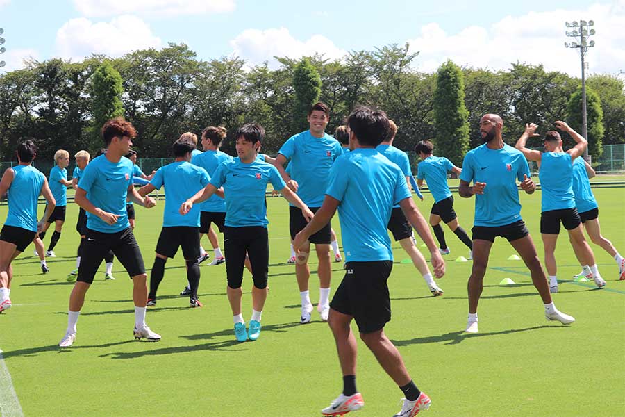 調整を行う浦和の選手【写真：轡田哲朗】