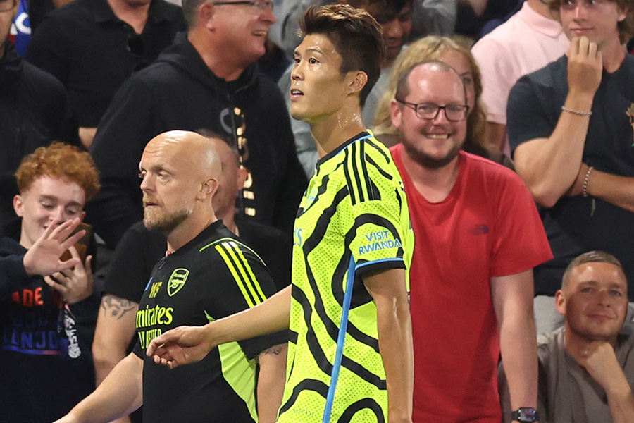 冨安健洋はイエローカード2枚で退場処分に【写真：Getty Images】