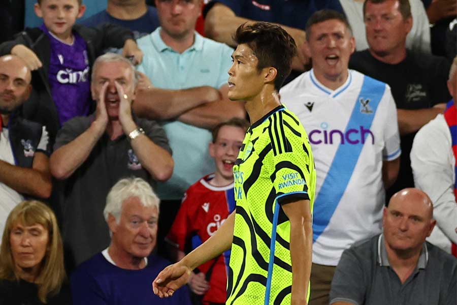 クリスタル・パレス戦で退場となった冨安健洋【写真：ロイター】