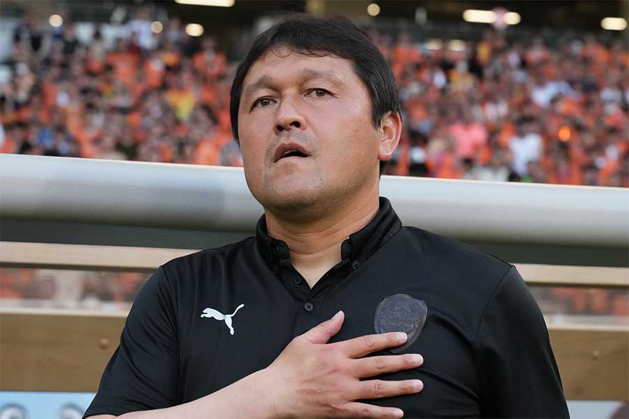 清水を率いる秋葉忠宏監督【写真：Getty Images】