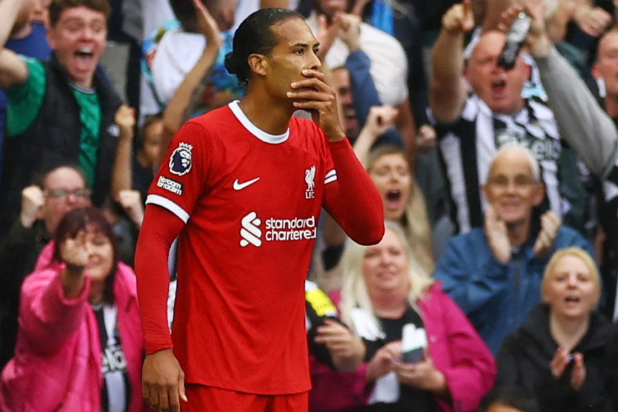 ニューカッスルで一発退場となったファン・ダイク【写真：ロイター】