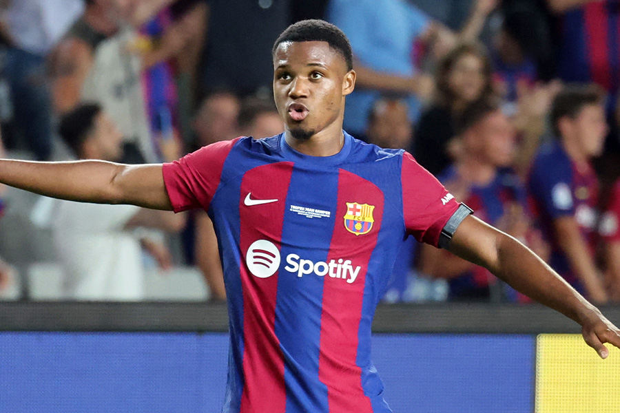 バルセロナで10番を背負うアンス・ファティ【写真：ロイター】