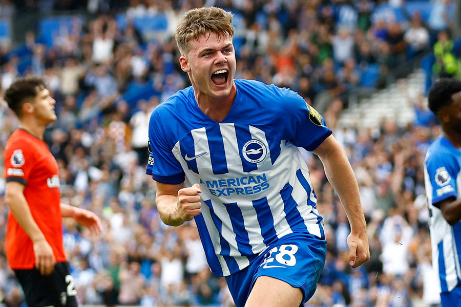 エバン・ファーガソンのフリーキックシーンに注目【写真:ロイター】