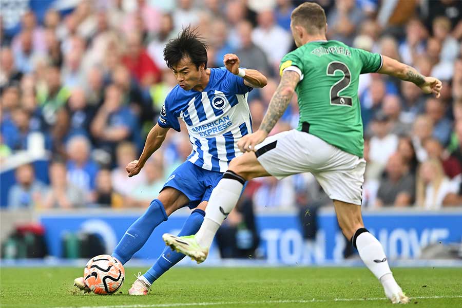 トリッピアーと対峙するブライトンの三笘薫【写真:Getty Images】