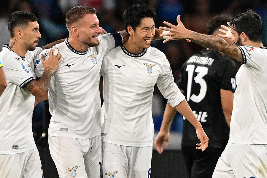 チームメイトからの祝福を受ける鎌田大地【写真：Getty Images】