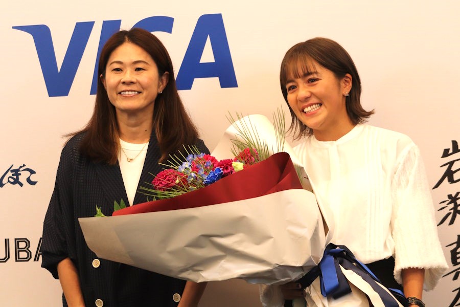 引退会見を行った岩渕真奈と澤穂希【写真：轡田哲朗】