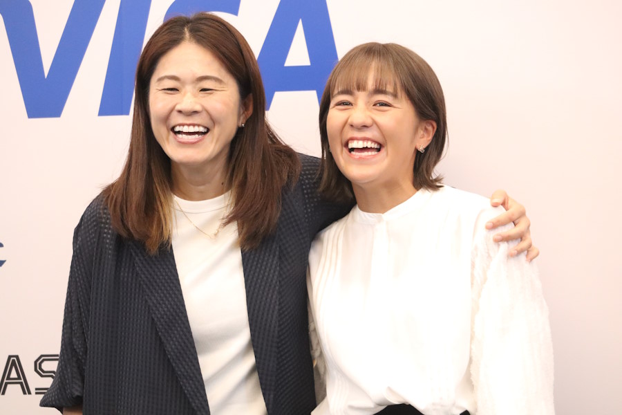 引退会見を行った岩渕真奈と澤穂希【写真：轡田哲朗】