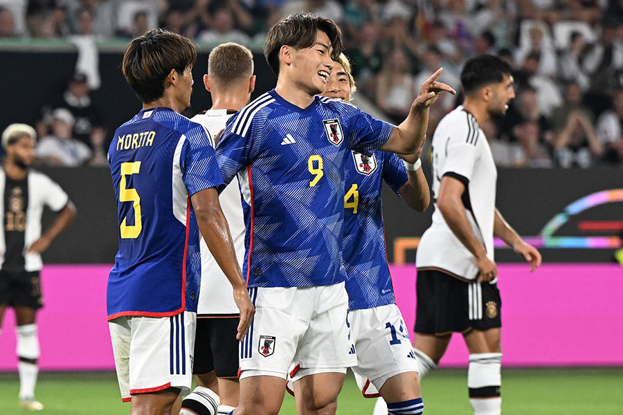 2点目を決めた上田綺世【写真：Getty Images】