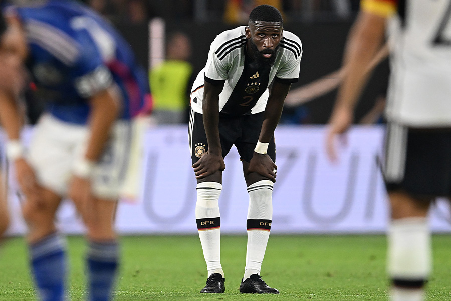 膝に手を突いたアントニオ・リュディガー【写真：Getty Images】