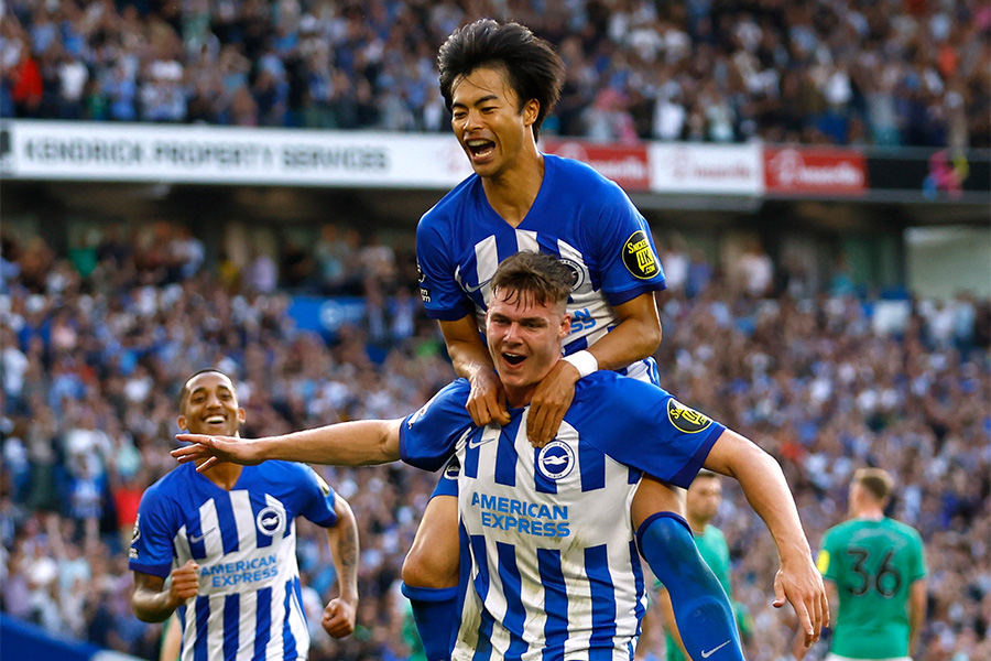 ブライトンで活躍する三笘薫とエバン・ファーガソン【写真：ロイター】