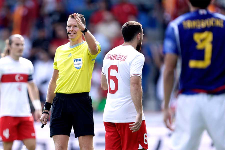 日本対トルコを裁いたアラード・リンドハウト主審【写真：Getty Images】