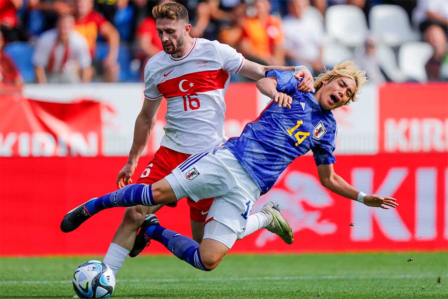 伊東純也のPK誘発シーンを考察【写真：Getty Images】