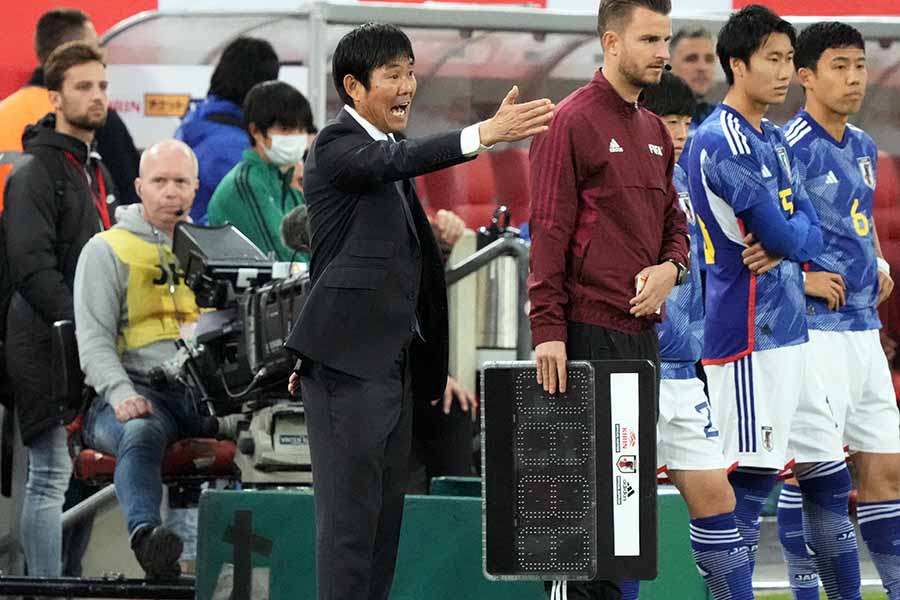 日本代表の指揮を執る軌保監督【写真：Getty Images】