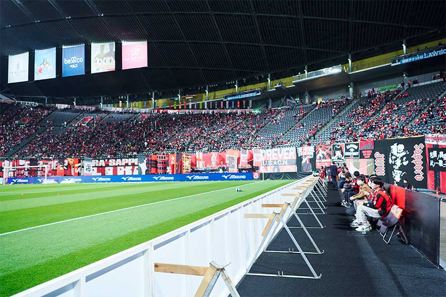 ピッチサイドシートの臨場感【写真:北海道コンサドーレ札幌】