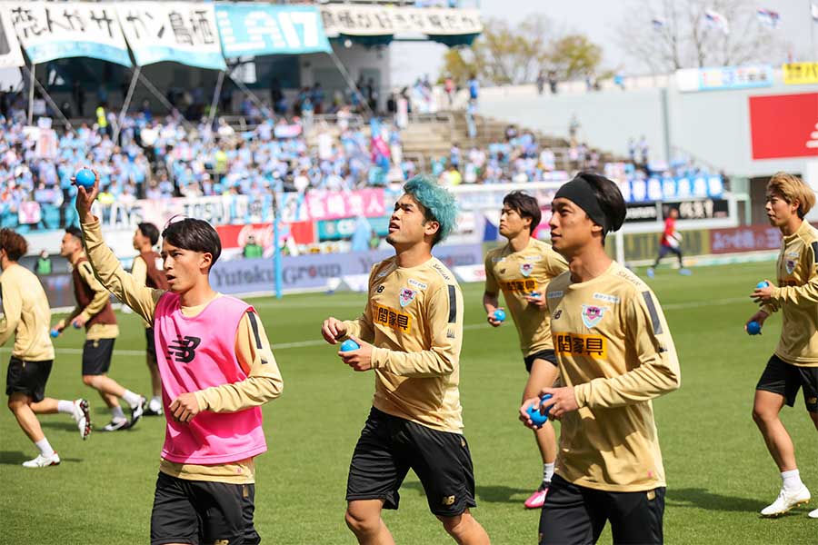 選手直筆サインボール投げ込みの様子【写真:(C)SAGAN DREAMS CO.,LED.】